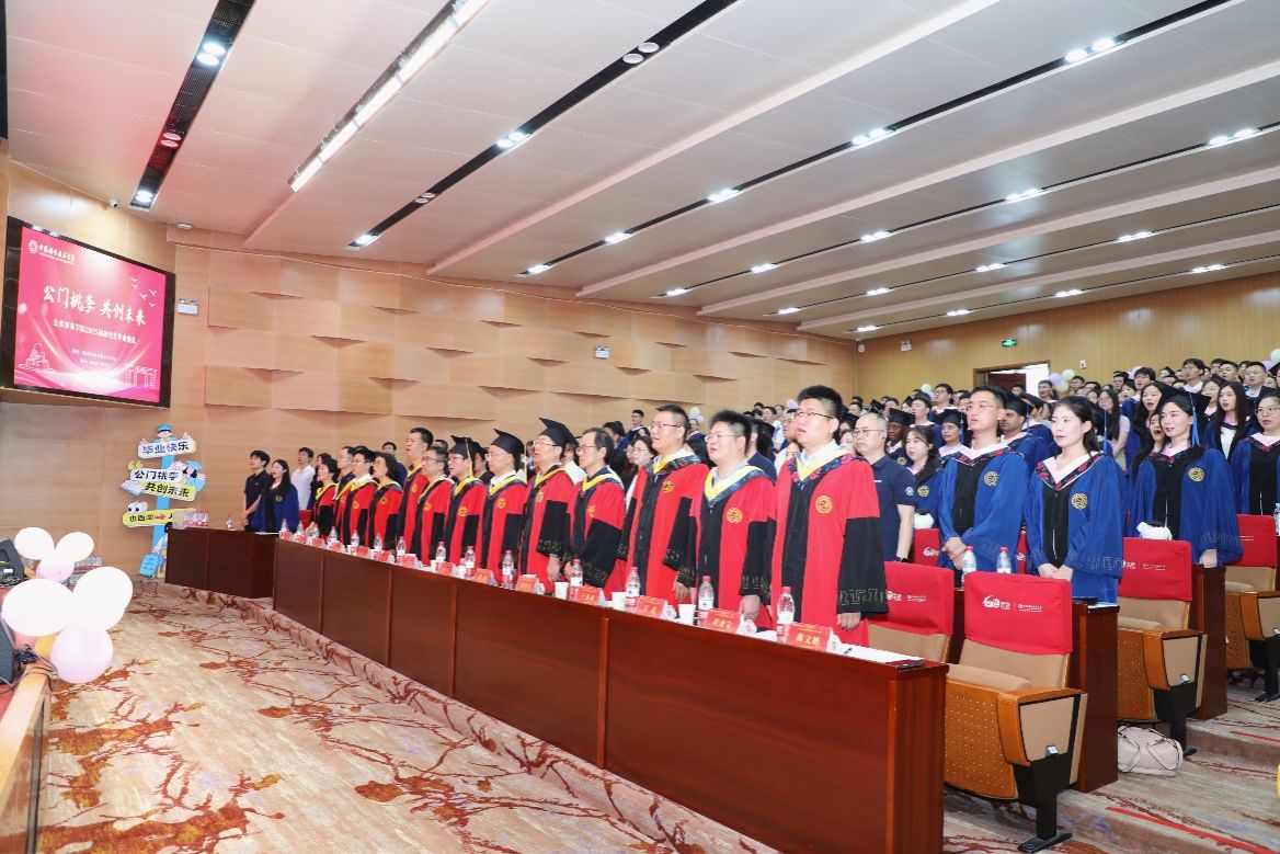 事务学院举行2025届研究生毕业典礼开元棋牌公门桃李 共创未来——公共(图3)